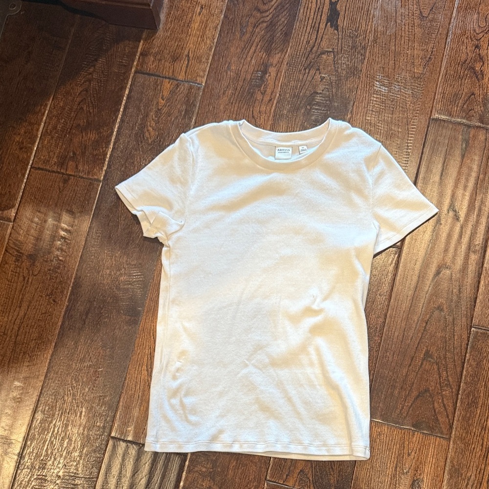 Aritzia woman’s white tee medium